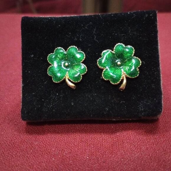 🎉HOST PICK🎉NWT and box Avon Lucky Clover pierced earrings - Picture 2 of 5